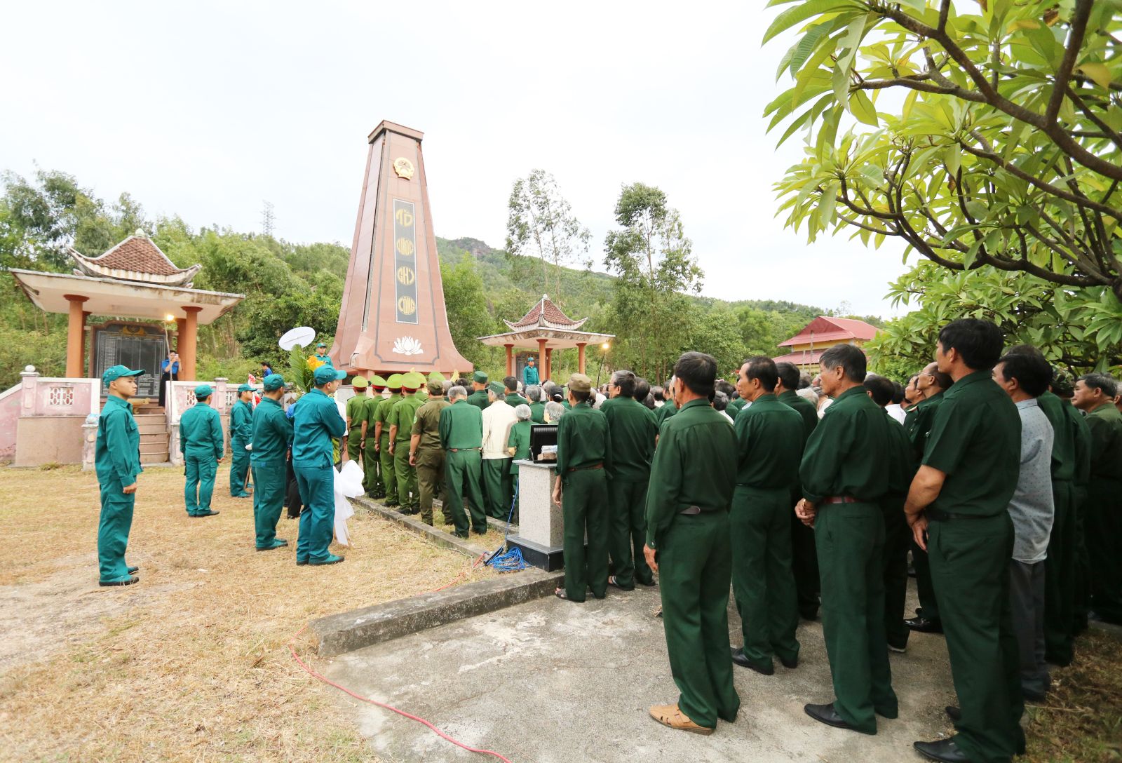 Quang cảnh Lễ dâng hương, dâng hoa tại Nghĩa trang Liệt sĩ